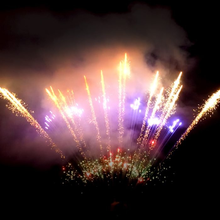 100Shots Crackling Tail, Red & Silver Bouquet to Blue/Red/Yellow/Green Stars